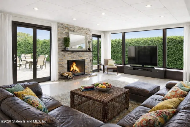 $1,860,000 | 70 Woodvale Loop | Prince's Bay