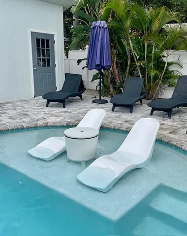 a view of a backyard