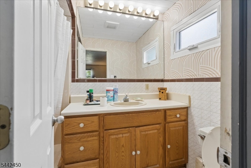 42 Walnut Street Edison, NJ 08817 - Photo 18 of 23