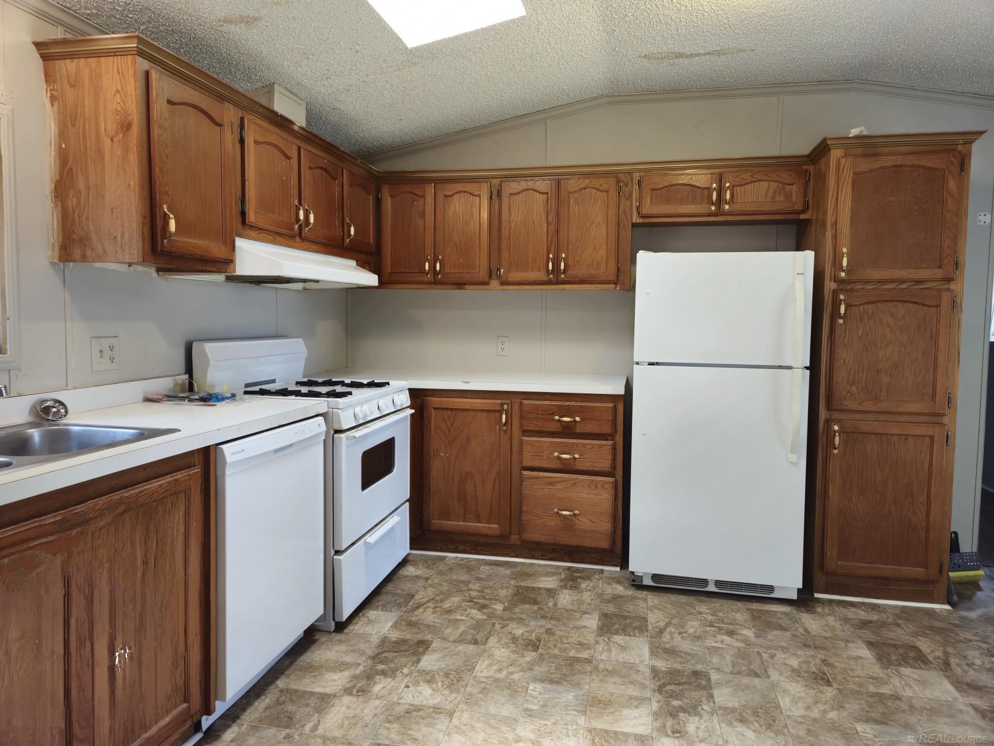 121 South Erie Street Three Rivers, MI 49093 - Photo 4 of 13 50146288-a040b905-88c5-4f4d-bdae-ca6dcfdf4649.JPG