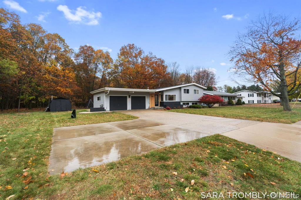 962 Seminole Road Norton Shores, MI 49441 - Photo 4 of 54