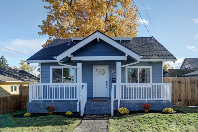 a view of a house with a yard