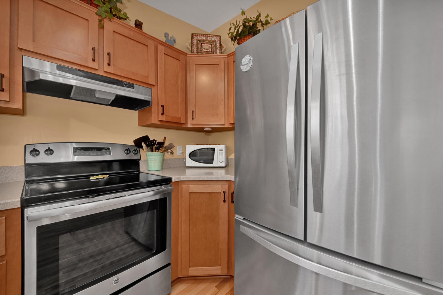 1142 Northeast Ross Road Bend, OR 97701 - Photo 10 of 30 All newer stainless appliances included.