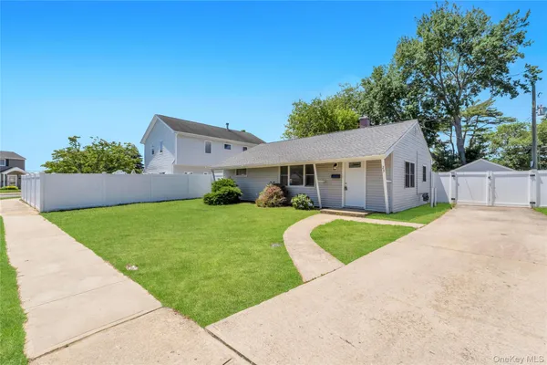 $699,999 | 23 Kevin Lane, Bethpage, NY 11714