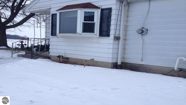 7805 East Pleasant Valley Road Shepherd, MI 48883 - Photo 3 of 23 1794431-2.JPG