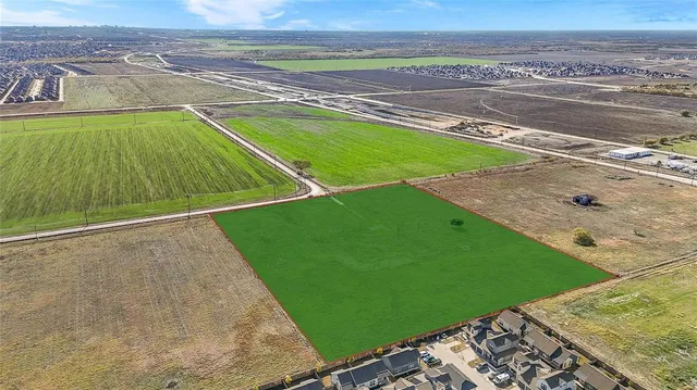 a view of a tennis court