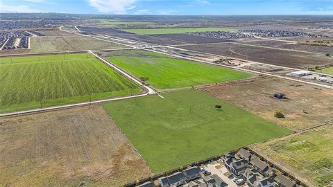 a view of a tennis court