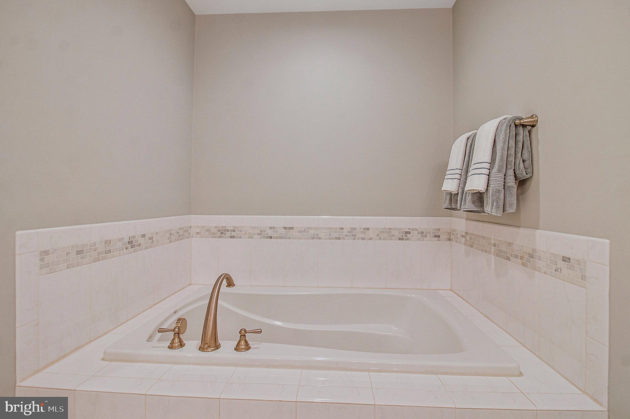 208 Beacon Place Northeast Washington, DC 20011 - Photo 29 of 48 a bathroom with a bathtub