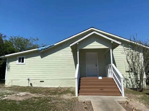 $1,450 | 823 Monterrey Street, Lockhart, TX 78644