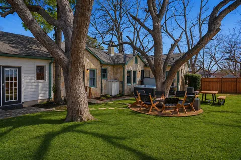 a view of a house with a backyard