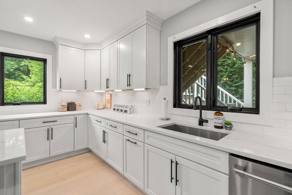 103 Warwick Road, Unit 103 Newton, MA 02465 - Photo 14 of 38