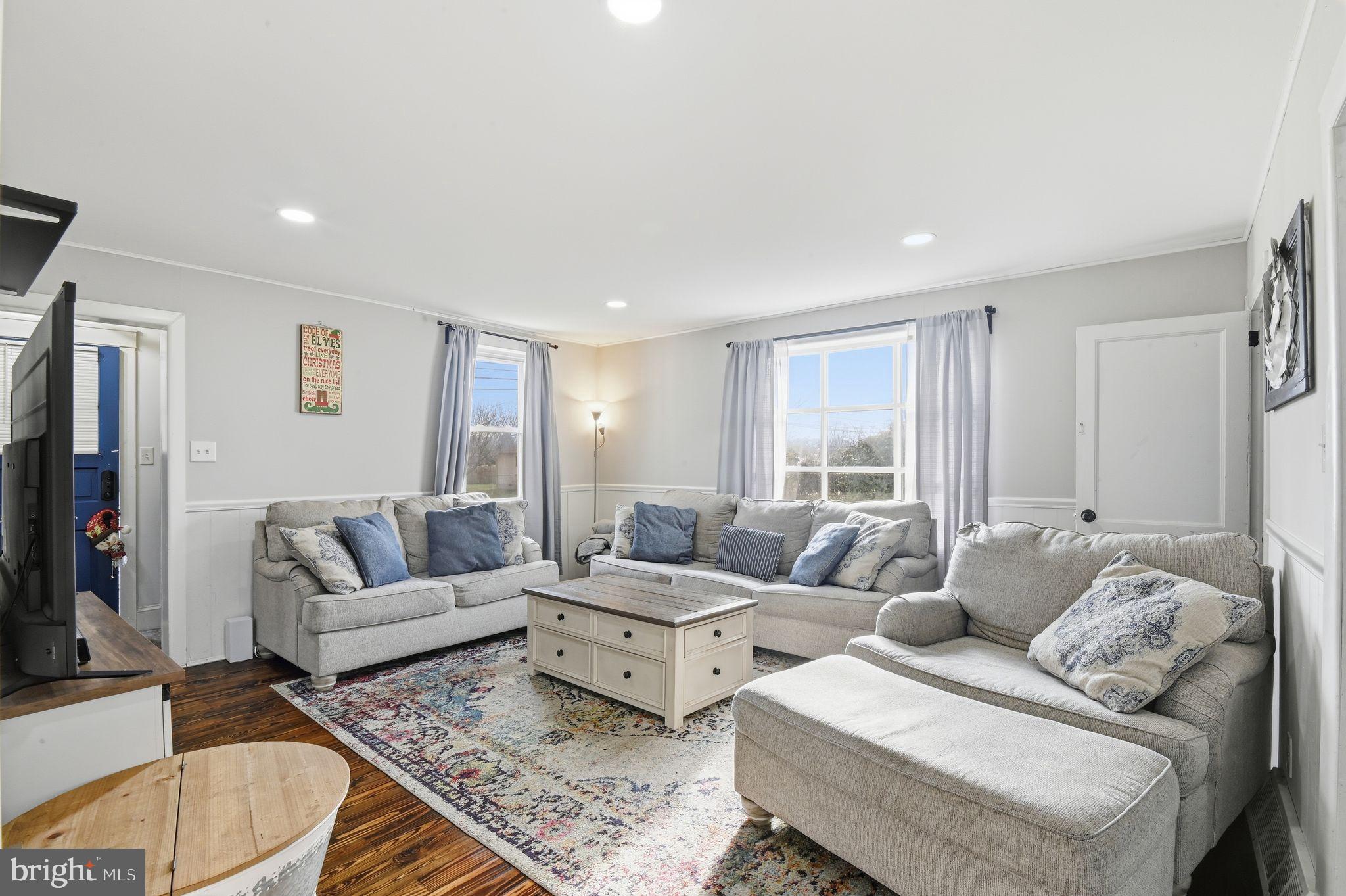 643 Blue Bell Road Williamstown, NJ 08094 - Photo 5 of 32 Living room