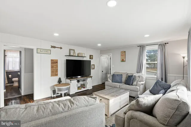 $350,000 | 643 Blue Bell Road, Williamstown, NJ 08094