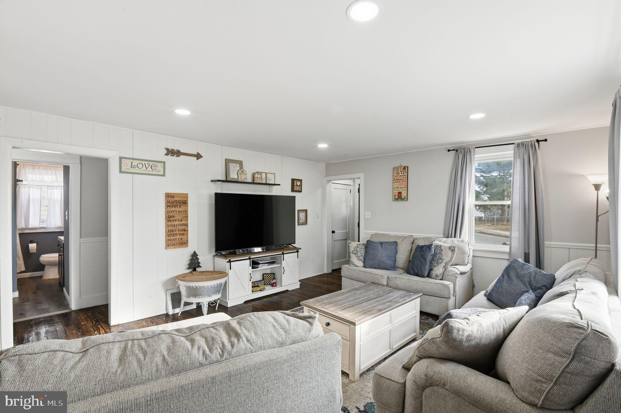 643 Blue Bell Road Williamstown, NJ 08094 - Photo 6 of 32 Living room