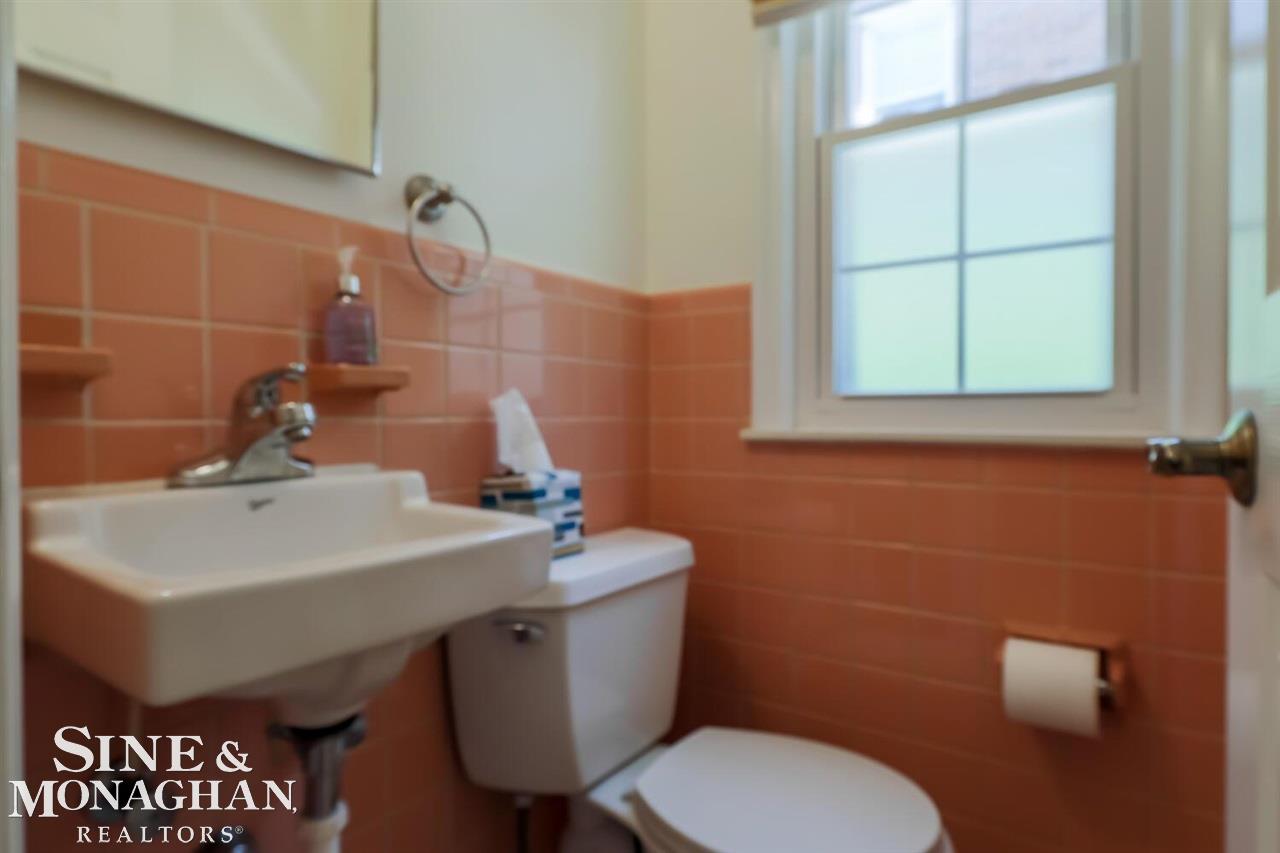 1928 Prestwick Road Grosse Pointe, MI 48236 - Photo 27 of 46 Powder Room