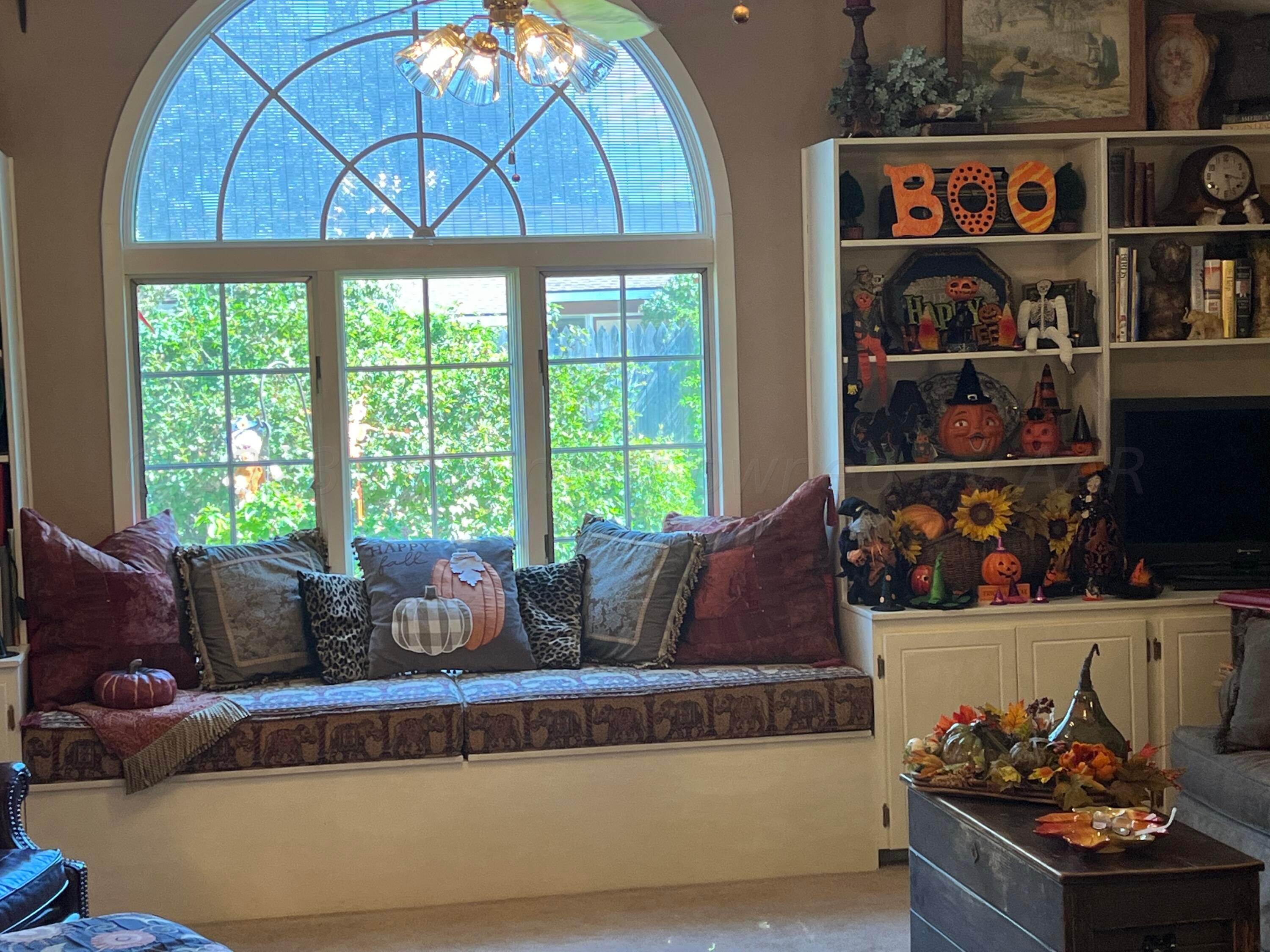1505 Pellinore Street Borger, TX 79007 - Photo 27 of 73 a living room with furniture and a book shelf