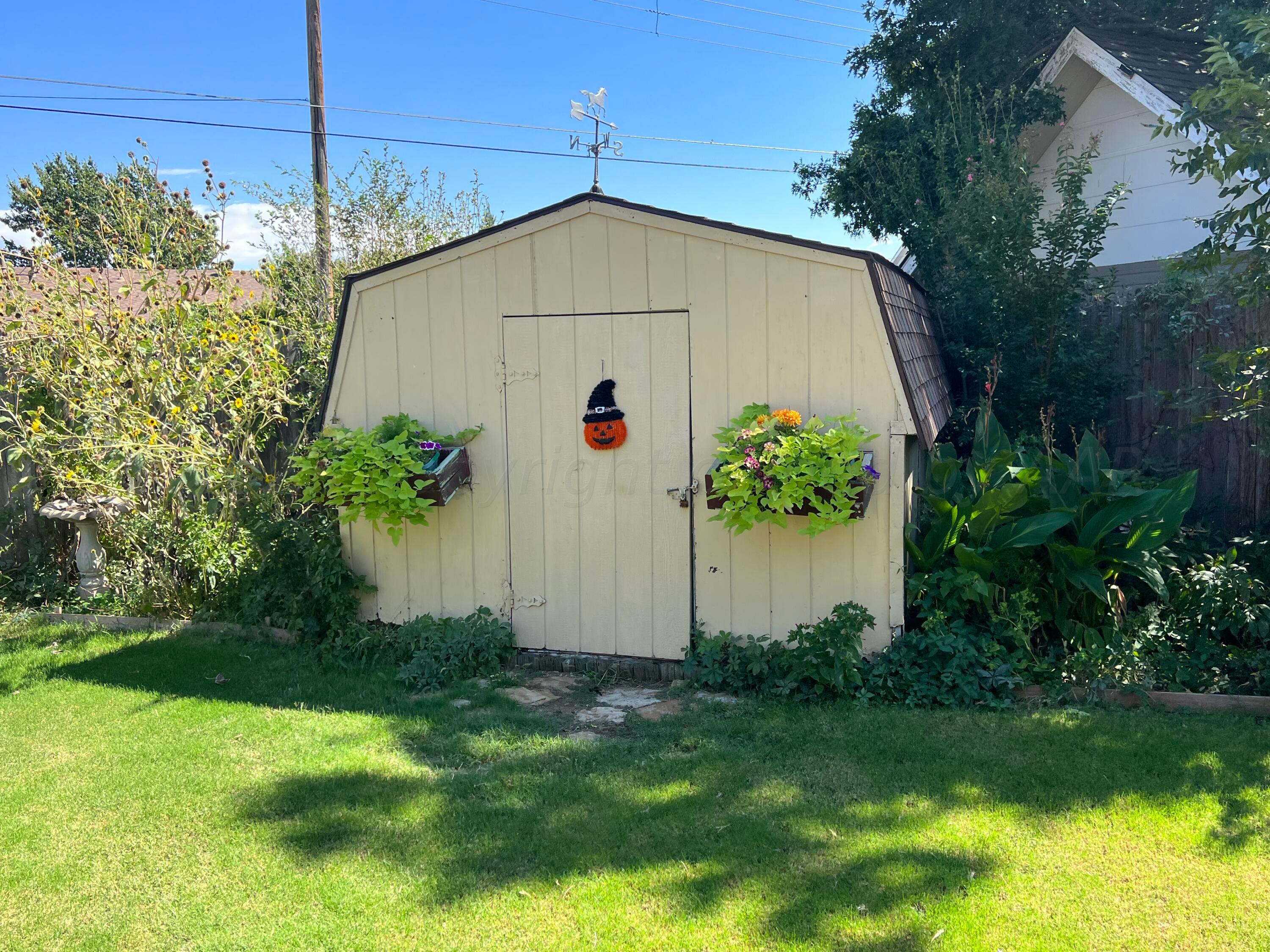 1505 Pellinore Street Borger, TX 79007 - Photo 66 of 73 a view of a back yard of the house