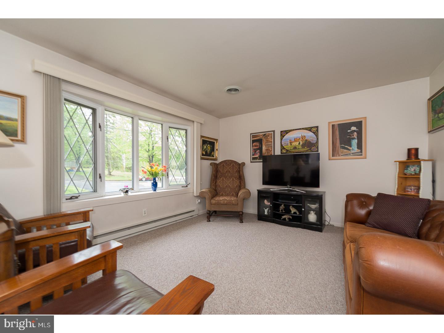 927 Fairmont Road Riegelsville, PA 18077 - Photo 2 of 17 Living Room
