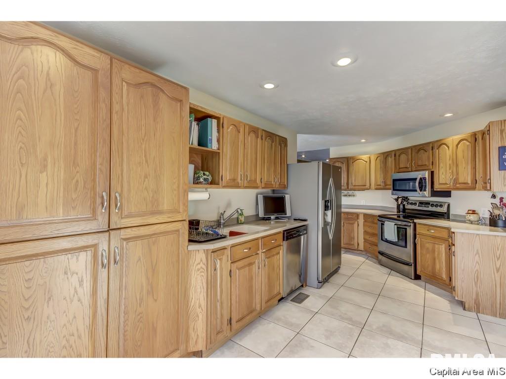 5575 Cardinal Hill Road Rochester, IL 62563 - Photo 9 of 36
