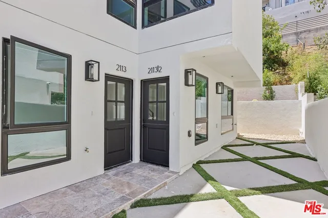 a view of an entryway with a livingroom