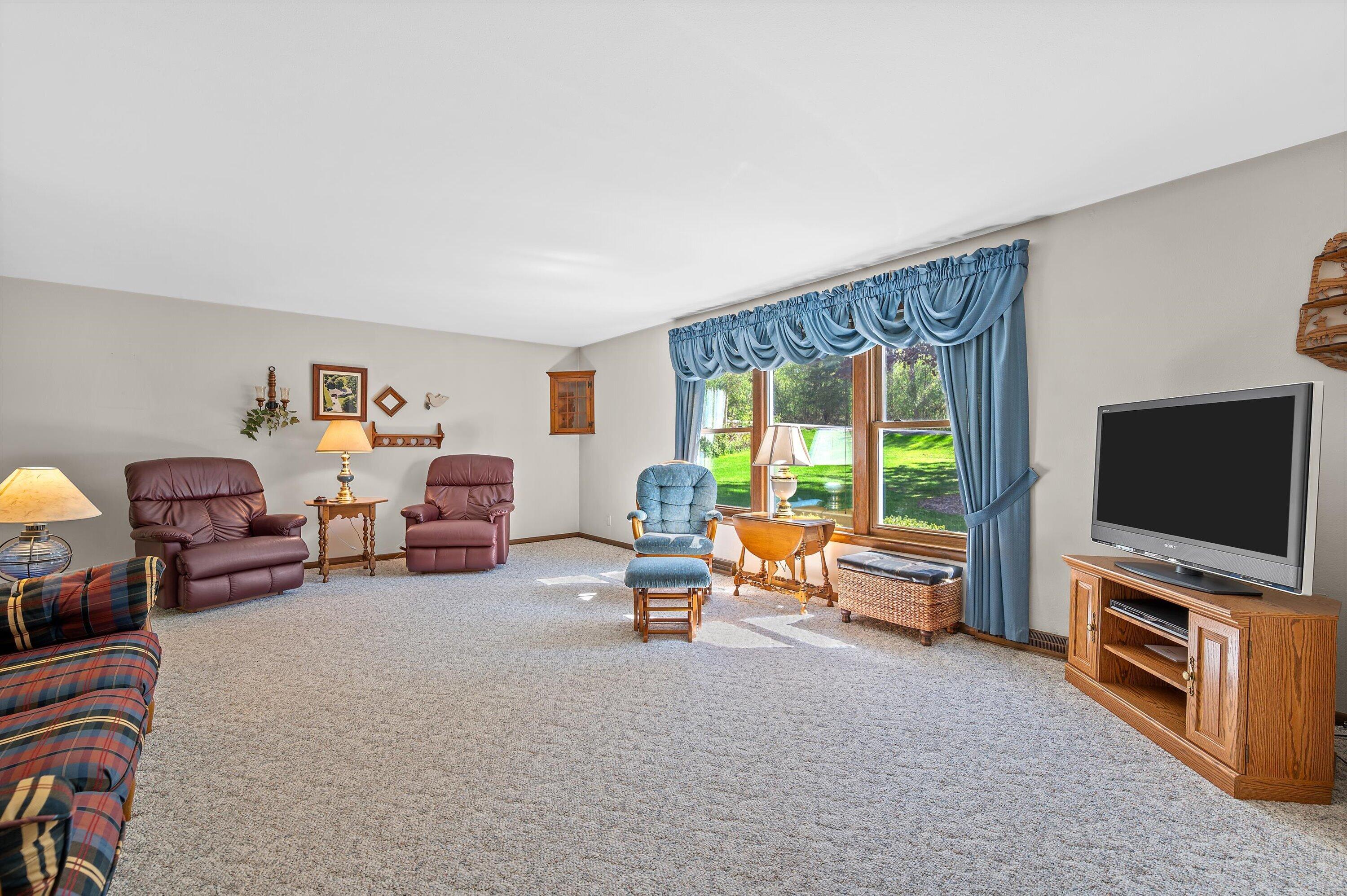 405 Plat Road Richfield, WI 53017 - Photo 5 of 42 Living Room