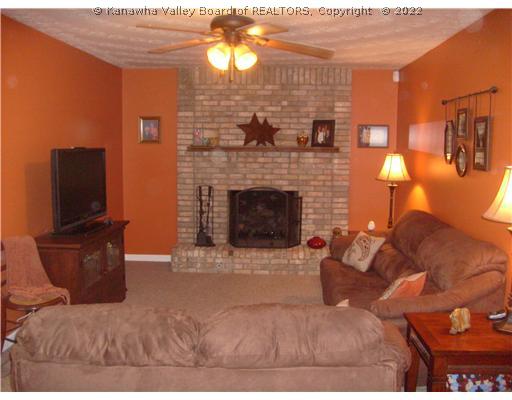 15 Ralph Drive Hurricane, WV 25526 - Photo 6 of 8 Den/Family/Great Room.