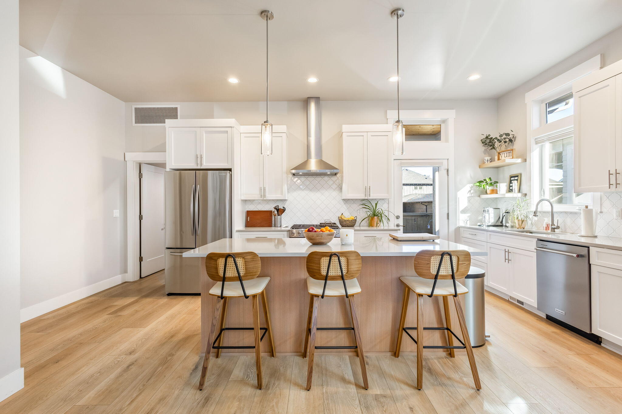 20446 Murphy Road Bend, OR 97702 - Photo 11 of 39 Kitchen Island