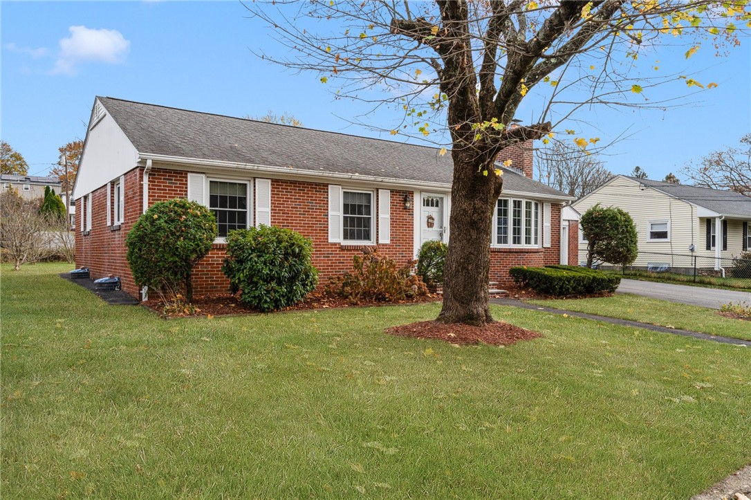 27 Priscilla Road Woonsocket, RI 02895 - Photo 2 of 33