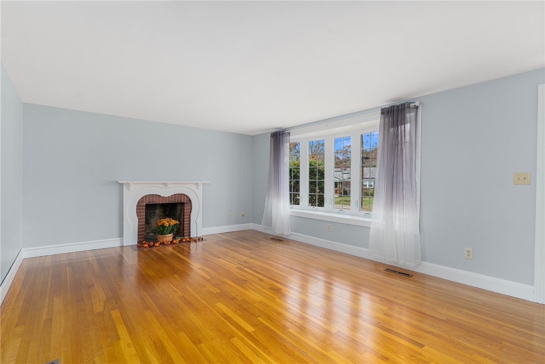 27 Priscilla Road Woonsocket, RI 02895 - Photo 4 of 33