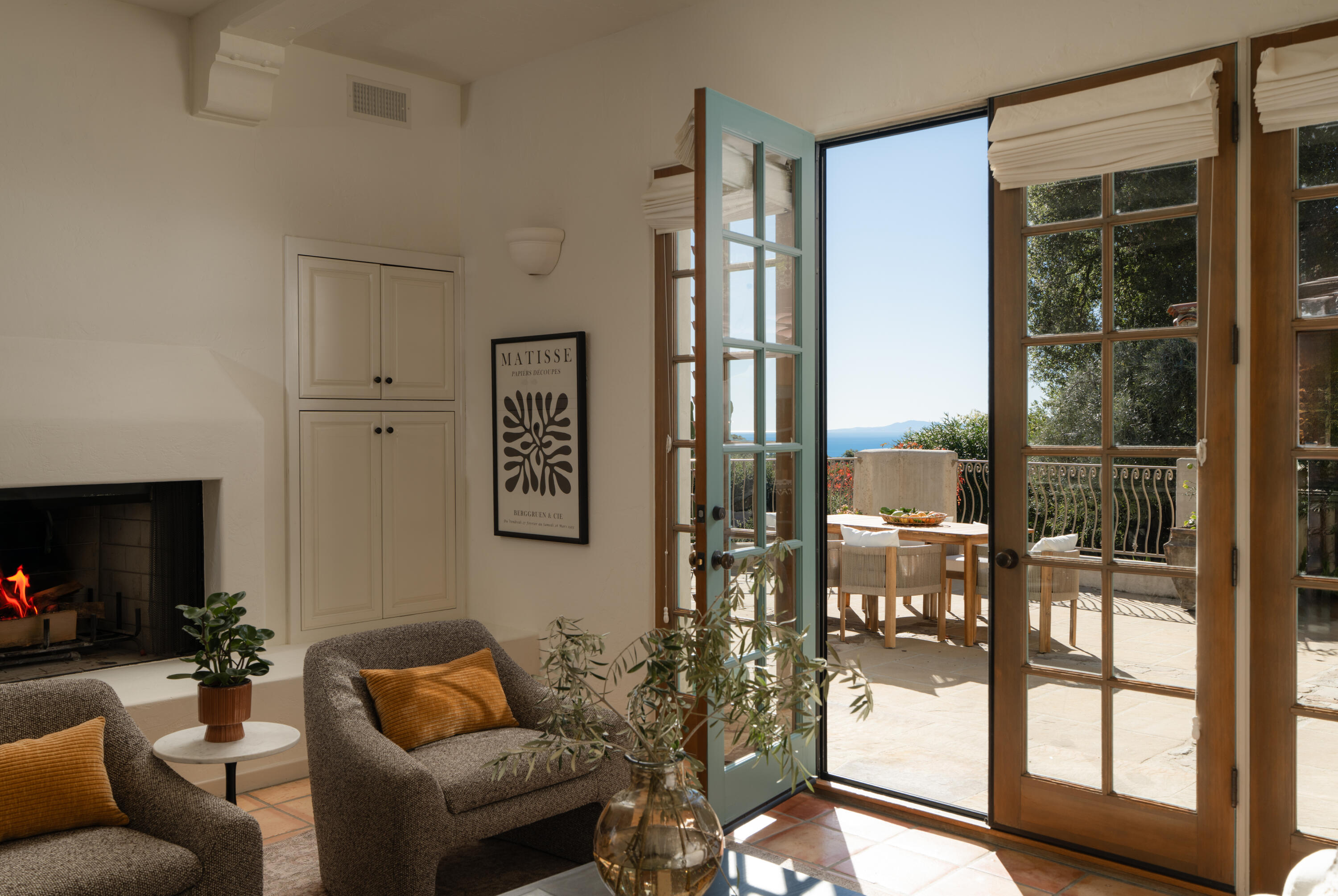 1439 Tunnel Road Santa Barbara, CA 93105 - Photo 5 of 48 Family Room View