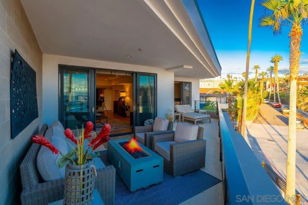 6767 Neptune Place, Unit 301 La Jolla, CA 92037 - Photo 29 of 39 a living room with furniture