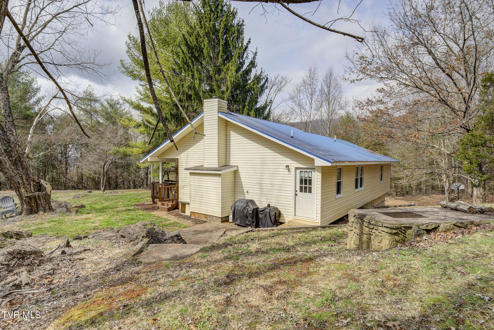 135 Earl Williams Road Elizabethton, TN 37643 - Photo 4 of 66 Earl-41