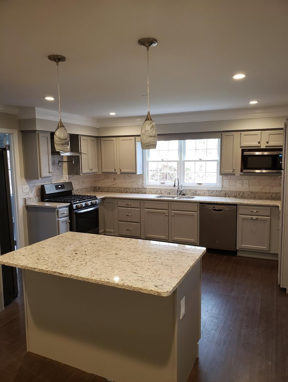 358 Westover Road Frankfort, KY 40601 - Photo 8 of 34 Island with fashionable lighting and USB