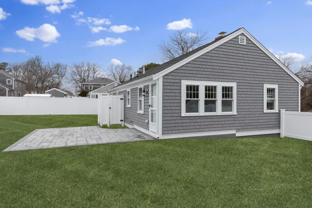 a view of backyard with a garden