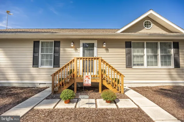 a view of a house with backyard and trees