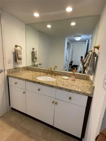$3,900 | 2333 Brickell Avenue, Unit PH210, Miami, FL 33129