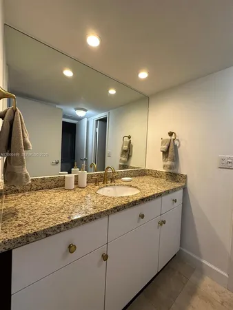 $3,900 | 2333 Brickell Avenue, Unit PH210, Miami, FL 33129