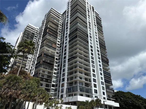 $3,900 | 2333 Brickell Avenue, Unit PH210, Miami, FL 33129