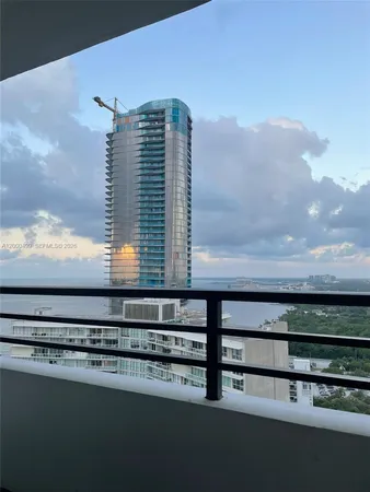 $3,900 | 2333 Brickell Avenue, Unit PH210, Miami, FL 33129