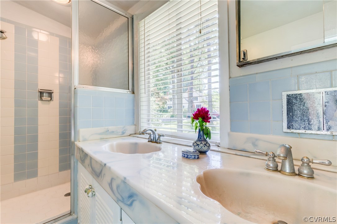 6313 Ridgeway Road Richmond, VA 23226 - Photo 19 of 31 Master bath