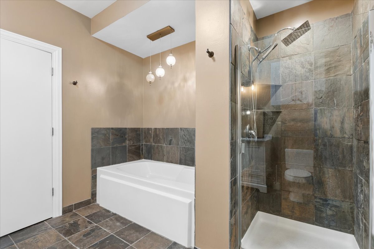 1155 South State Street, Unit 400 Chicago, IL 60605 - Photo 14 of 27 a bathroom with a bathtub and shower
