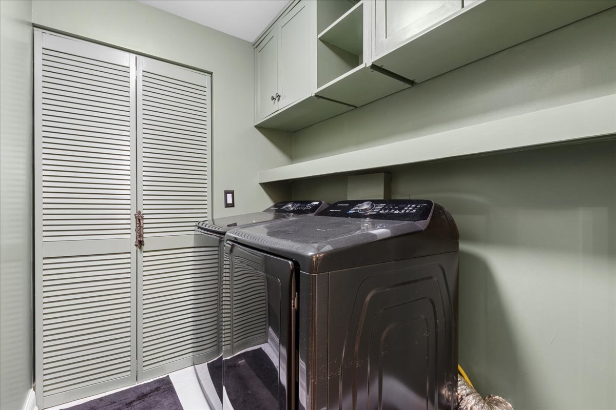 1155 South State Street, Unit 400 Chicago, IL 60605 - Photo 19 of 27 a kitchen with a stove and a wooden floor