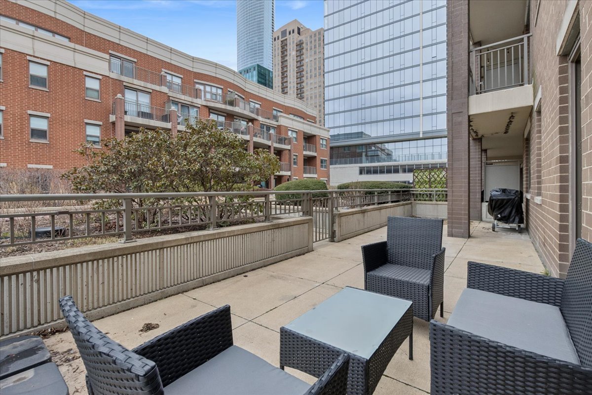 1155 South State Street, Unit 400 Chicago, IL 60605 - Photo 20 of 27 a view of a chairs and a table in the balcony