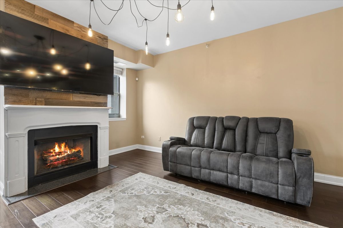 1155 South State Street, Unit 400 Chicago, IL 60605 - Photo 4 of 27 a living room with furniture and a fireplace