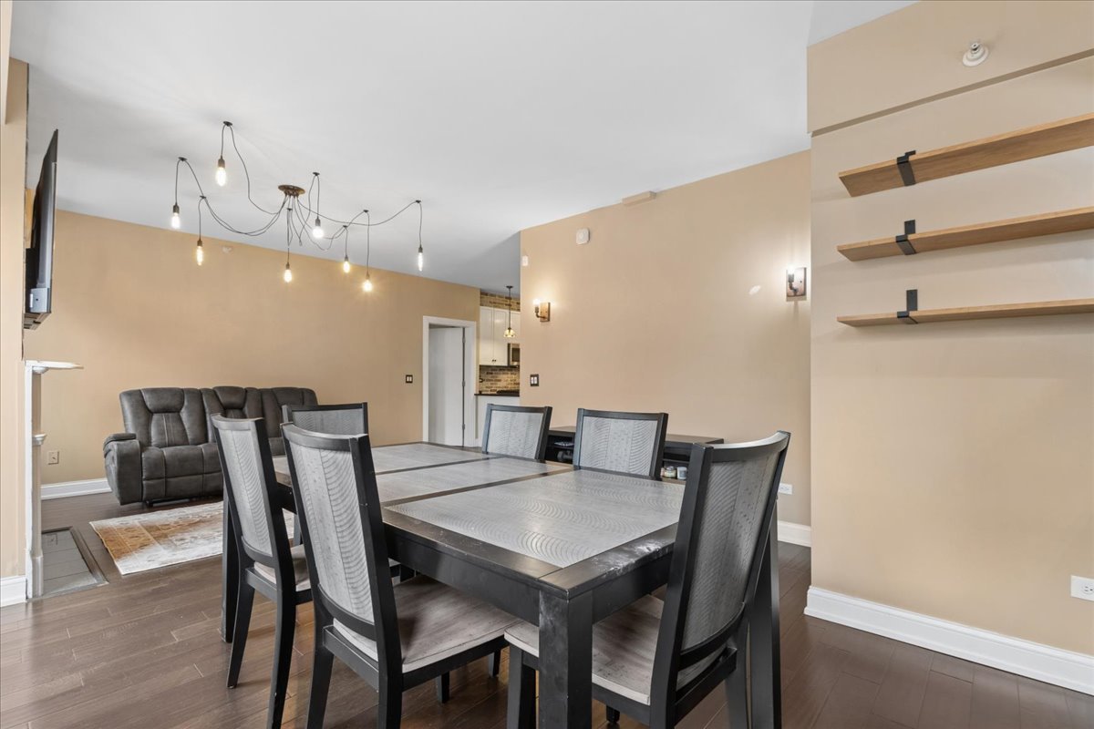 1155 South State Street, Unit 400 Chicago, IL 60605 - Photo 7 of 27 a view of a dining room with furniture