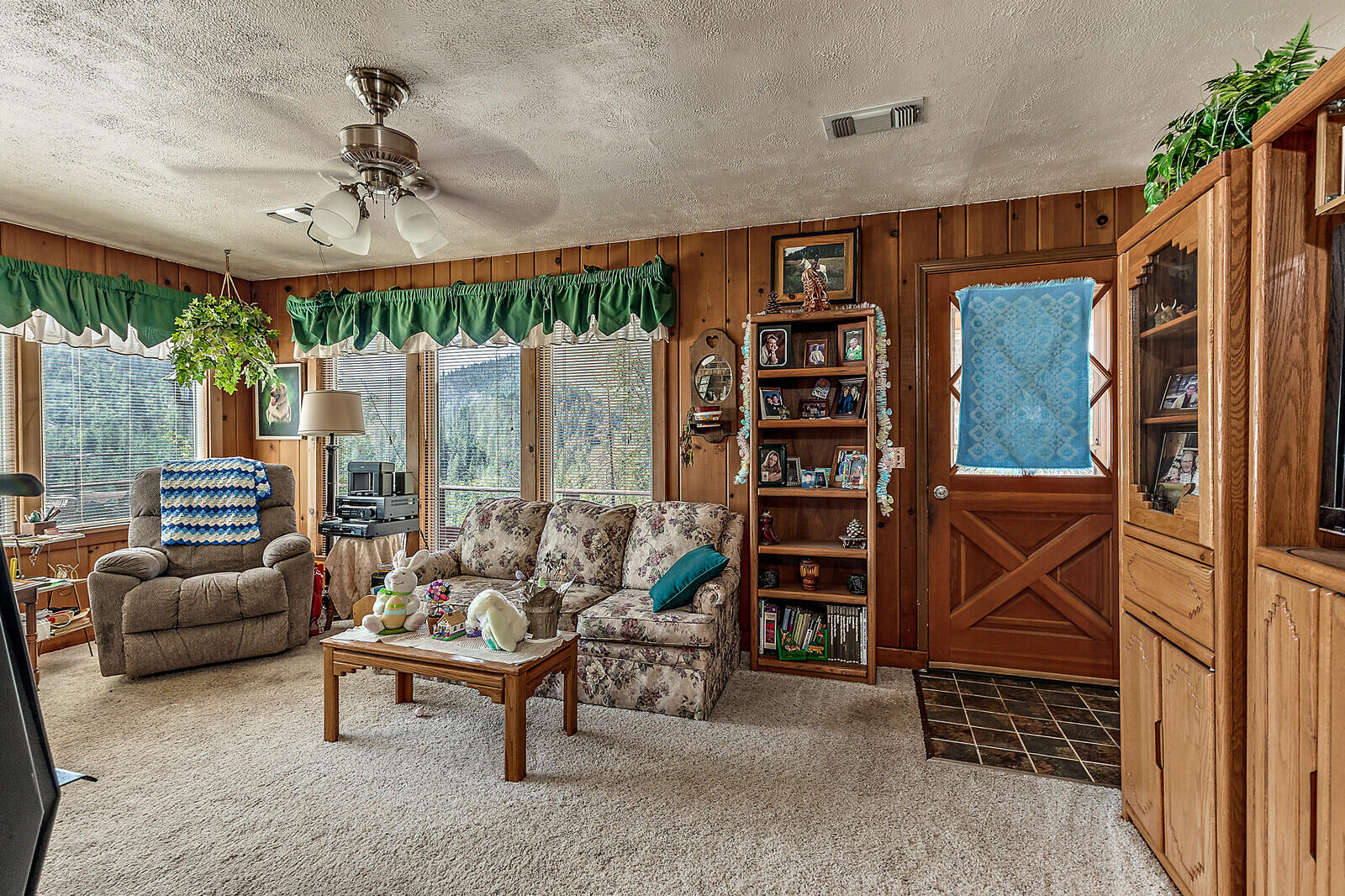 46 Busch Road Trail, OR 97541 - Photo 29 of 55 a living room with furniture a ceiling fan and a window