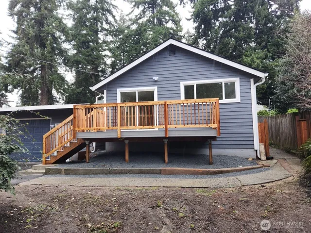 a view of a backyard