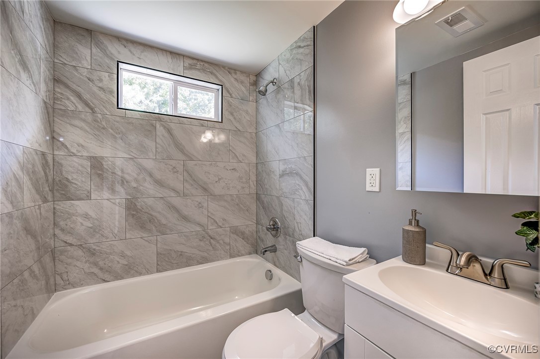 17314 Hewlett Road Beaverdam, VA 23015 - Photo 14 of 16 a bathroom with a toilet a sink and bathtub
