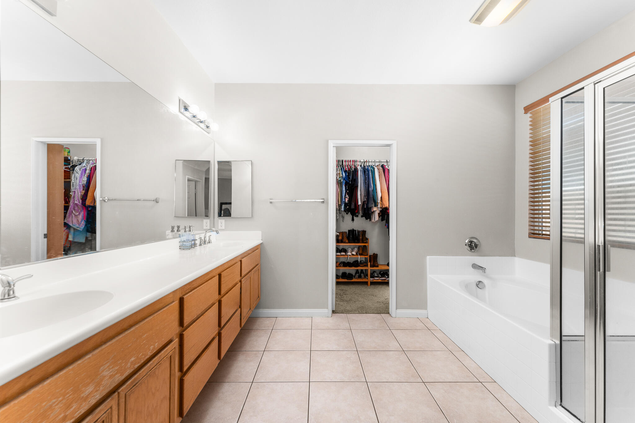 80722 Diamondback Trail Indio, CA 92201 - Photo 9 of 38 a bathroom with a tub sink and mirror