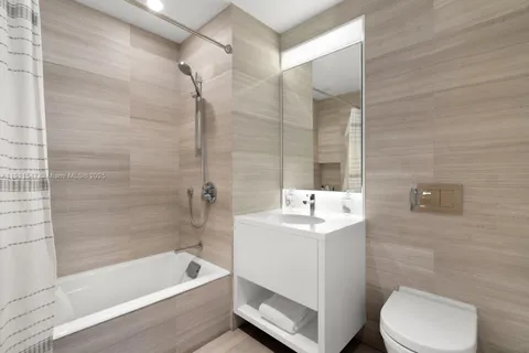 a en suite spacious bathroom with a shower and mirror